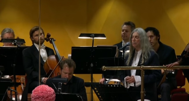 H Patti Smith τραγουδά στα βραβεία Nobel προς τιμήν του Bob Dylan και ξεχνά τους στίχους!