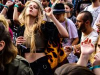 Νέα έρευνα αποδεικνύει ότι όσοι πηγαίνουν σε συναυλίες είναι περισσότερο χαρούμενοι