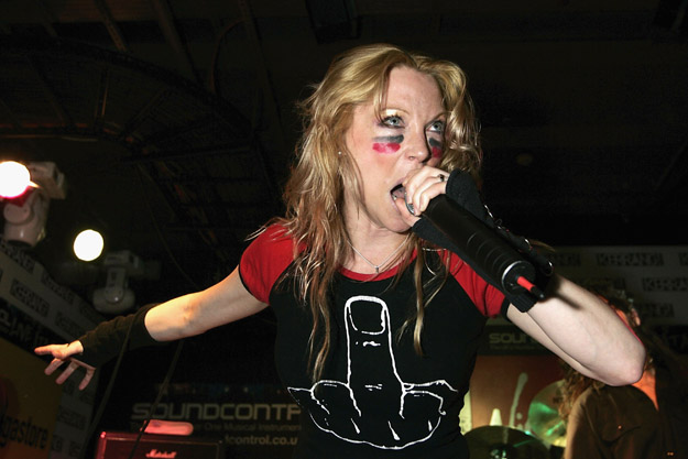 Angela Gossow (ex-ARCH ENEMY): Ετοιμάζει νέο extreme metal project!