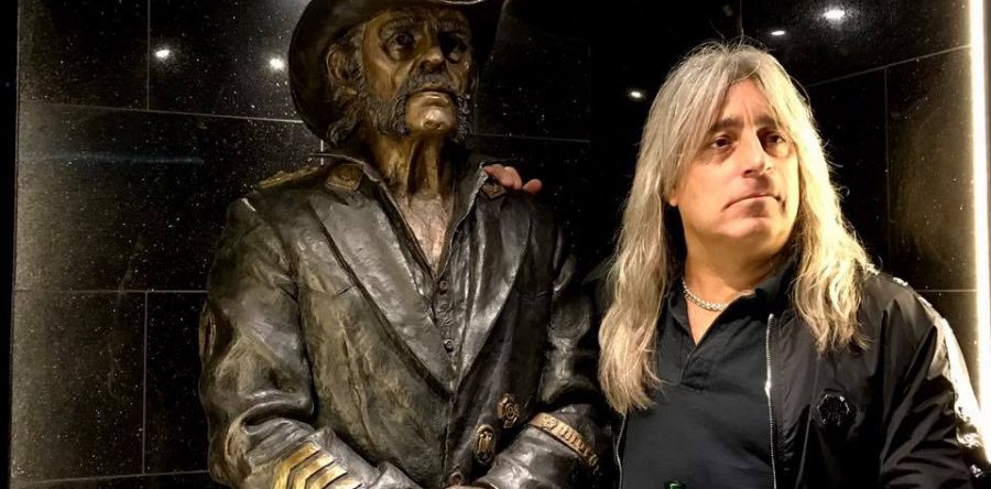MIKKEY DEE: Εμφανώς συγκινημένος ποζάρει για πρώτη φορά δίπλα στο άγαλμα του φίλου & συμπάικτη του LEMMY…