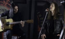 THEO: Δείτε το νέο του video clip για το κομμάτι “Wake Up”