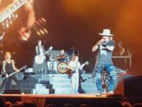 GUN ‘N’ ROSES: Δείτε βίντεο με τον Angus Young (AC/DC) να μοιράζεται την σκηνή μαζί τους για δεύτερη φορά