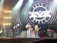 GUNS N’ ROSES & ANGUS YOUNG μαζί επί σκηνής!