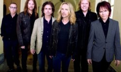 STYX: Ο ντράμερ τους μυνήθηκε από γυναίκα οπαδό λόγω τραυμάτων που της προκάλεσε από ρίψη μπαγκέτας στο πρόσωπο!