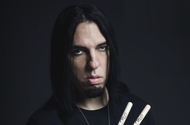 QUEENSRŸCHE: Άδεια πατρότητας για τον Scott Rockenfield, Αντικαταστάτης ο Casey Grillo των Kamelot!