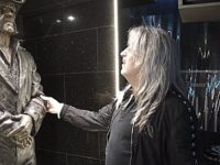 MIKKEY DEE ( ex-MOTORHEAD, SCORPIONS): Επισκέπτεται για πρώτη φορά το άγαλμα του LEMMY (βίντεο)