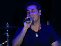Serj Tankian: Δείτε τη συγκινητική του απόδοση κατά τη συναυλιακή εμπειρία του ”Game Of Thrones”.