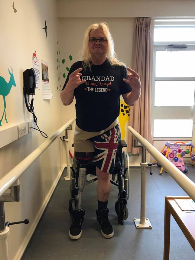 Steve Grimmett (GRIM REAPER): Περπατάει για πρώτη φορά μετά τον ακρωτηριασμό του ποδιού του, φορώντας το πιο heavy metal προσθετικό μέλος!(video)