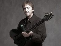 ALLAN HOLDSWORTH: Απεβίωσε ο χαρισματικός κιθαρίστας σε ηλικία 70 ετών…