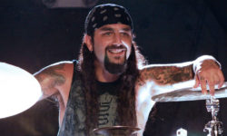 MIKE PORTNOY: Υπερασπίζεται τους μουσικούς που κάνουν “meet&greet” επ’ αμοιβή!