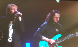 YES: Στη σκηνή του Rock and Roll Hall of Fame μαζί τους ο ιδρυτής της μπάντας, Jon Anderson, για πρώτη φορά μετά από 10 χρόνια!