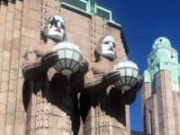 KISS: Οι μάσκες του συγκροτήματος κοσμούν τα αγάλματα του σιδηροδρομικού σταθμού στο Ελσίνκι!