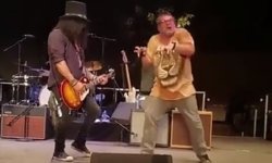 SLASH: Παίζει το “Welcome To The Jungle” των GUNS N’ ROSES με guest τον JACK BLACK!