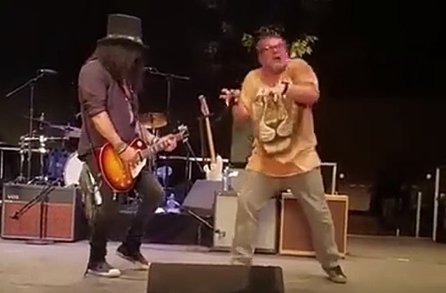SLASH: Παίζει το “Welcome To The Jungle” των GUNS N’ ROSES με guest τον JACK BLACK!