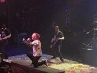 STONE SOUR: Αποτίουν φόρο τιμής στον CHRIS CORNELL παίζοντας live το “Outshined”