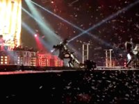 Δείτε τον GENE SIMMONS (KISS) να τρώει μια μεγαλοπρεπέστατη τούμπα σε συναυλία.