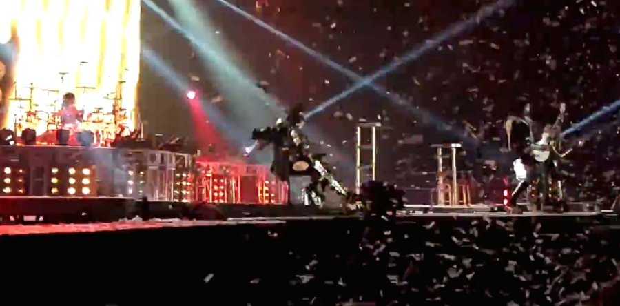 Δείτε τον GENE SIMMONS (KISS) να τρώει μια μεγαλοπρεπέστατη τούμπα σε συναυλία.
