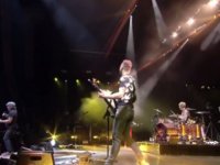 BRIAN JOHNSON (ex- AC/DC): Τραγουδάει το ‘Back In Black’ μαζί με τους MUSE (βίντεο)