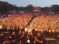 Οι KOZA MOSTRA έκαναν 20000 Τούρκους να τραγουδούν…Ελληνικά!