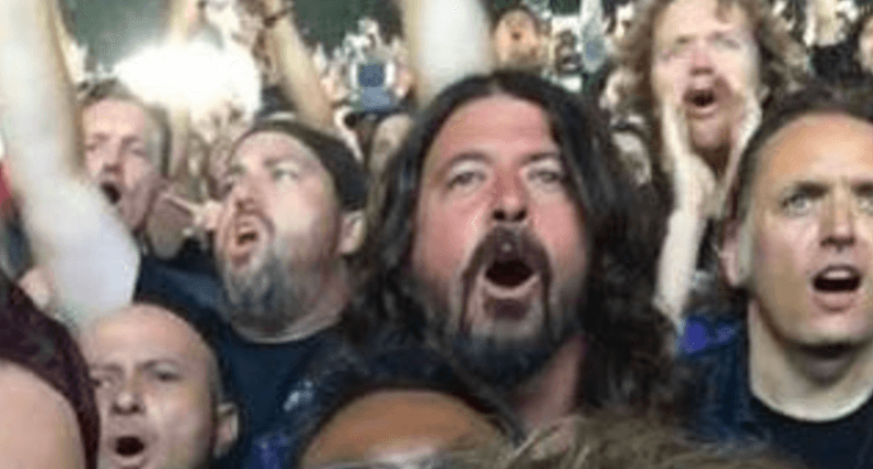 DAVE GROHL: Πηγαίνει σε show των METALLICA και κάθεται ανάμεσα στο κοινό!