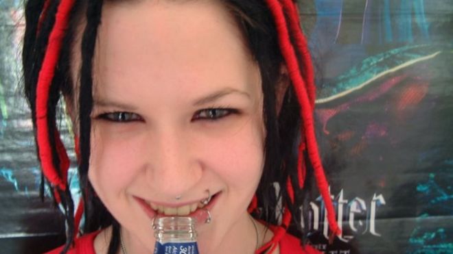 Η υπόθεση Sophie Lancaster που τη σκότωσαν στο ξύλο λόγω της γκόθικ ενδυμασίας της & ο ρατσισμός απέναντι στα γκοθ άτομα