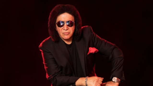 Ο GENE SIMMONS υπερασπίζεται την προσπάθεια του να κατοχυρώσει τα devil’s horns. “Μπορείς να κατοχυρώσεις το οτιδήποτε!”