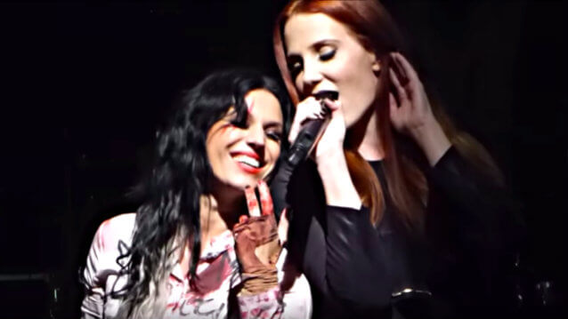 ΔΕΙΤΕ τη Simone Simons (EPICA) και την Cristina Scabbia (LACUNA COIL) να τραγουδούν μαζί το “Heaven’s A Lie”!