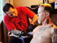 Ο James Hetfield εξηγεί και αποσυμβολίζει τα τατουάζ που έχει στο σώμα του!