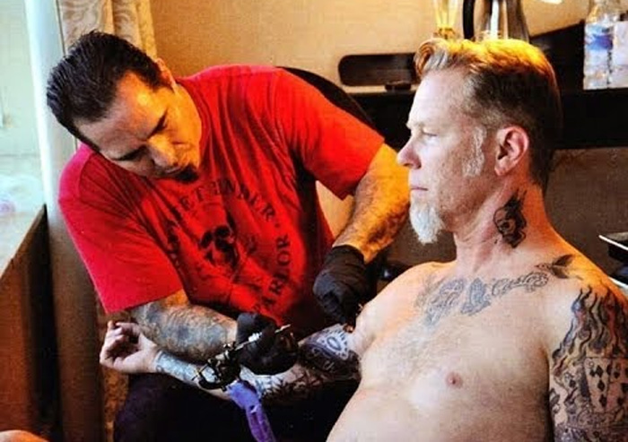 Ο James Hetfield εξηγεί και αποσυμβολίζει τα τατουάζ που έχει στο σώμα του!