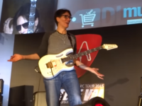 Ο Steve Vai σε Guitar Battle τα ‘χάνει’ απο το φοβερο παιξιμο του Patrick Souza και σκάει στα γέλια απο αμηχανία!
