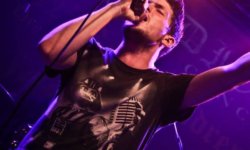 Ο Τάσος Λάζαρης των ERASE διασκευάζει το ‘Travel Far Away’ των WARDRUM.