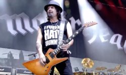 Ο PHIL CAMPBELL αναβάλλει την κυκλοφορία του βιβλίου του λόγω φόρτου εργασίας, αλλά υπόσχεται θεότρελες ιστορίες όταν αυτό κυκλοφορήσει!