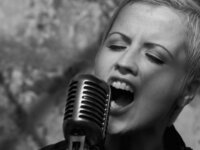 Έφυγε από τη ζωή η τραγουδίστρια των Cranberries, Dolores O’ Riordan…