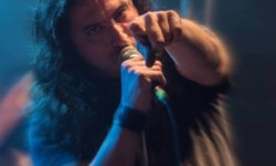 Ακούστε τη διασκευή του θρυλικού ‘Stairway To Heaven’ από τον Dee Theodorou των ILLUSORY.