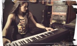 Η Ελληνίδα NAYA GRANA διασκευάζει στο πιάνο το “Infinite Dreams” των IRON MAIDEN και μας μαγεύει! (Βίντεο)