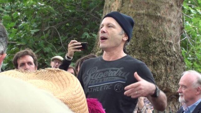 BRUCE DICKINSON: Εκφώνησε λόγο στα αποκαλυπτήρια της ταφόπλακας του WILLIAM BLAKE!