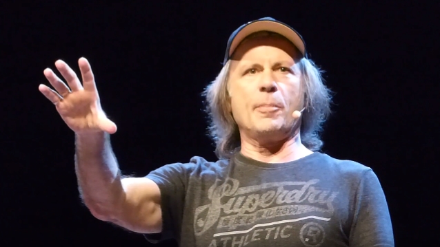 Bruce Dickinson: Τα «χώνει» στην αγγλική κυβέρνηση για τον αντίκτυπο που είχε το Brexit στη μουσική.