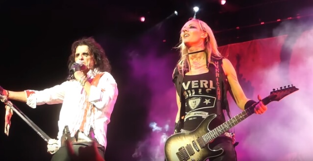 Alice Cooper: Η Nita strauss ειναι μοντέλο που παίζει κιθάρα σαν τον Van Halen!