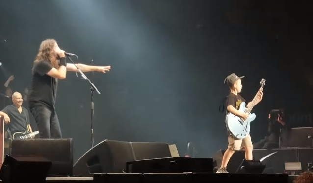 FOO FIGHTERS: Παίζουν το “Enter Sandman” των METALLICA με έναν 10χρονο στο stage!