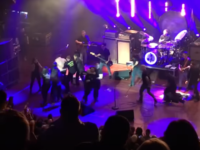 MORRISSEY: ‘Επίθεση’ οπαδών στη σκηνή. Ο καλλιτέχνης φυγαδεύτηκε.