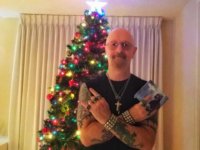 ROB HALFORD: Τραγουδάει το “Silent Night” με μια κιθάρα και εύχεται χρόνια πολλά από το σπίτι του (Βίντεο)