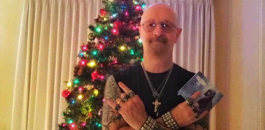 ROB HALFORD: Τραγουδάει το “Silent Night” με μια κιθάρα και εύχεται χρόνια πολλά από το σπίτι του (Βίντεο)