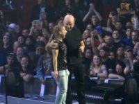 DISTURBED: Ο David Draiman «σώζει» νεαρή γυναίκα από το mosh pit