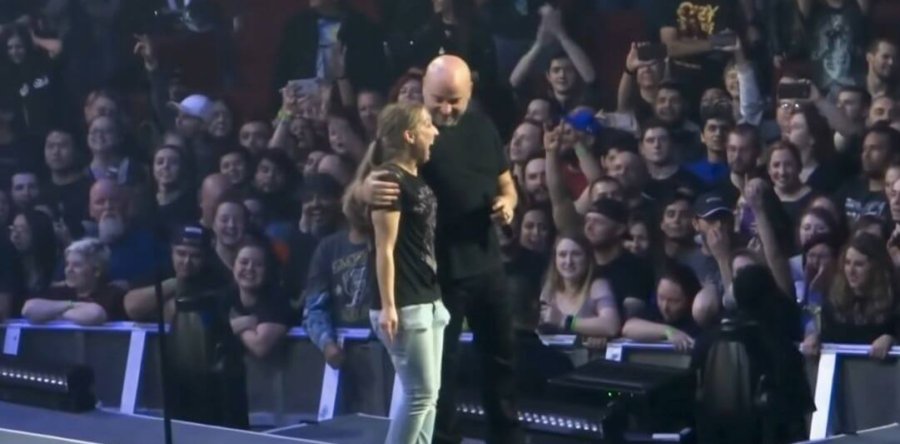 DISTURBED: Ο David Draiman «σώζει» νεαρή γυναίκα από το mosh pit