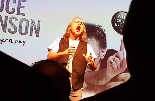 BRUCE DICKINSON: Τραγουδάει acapella ένα κομμάτι του “Revelations”