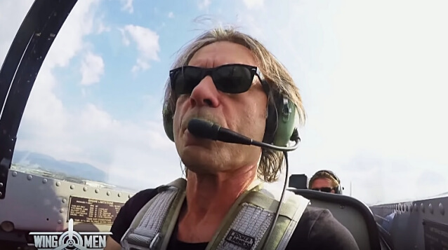BRUCE DICKINSON: Δείτε βίντεο όπου πιλοτάρει ένα P-51 Mustang σε γερμανική εκπομπή