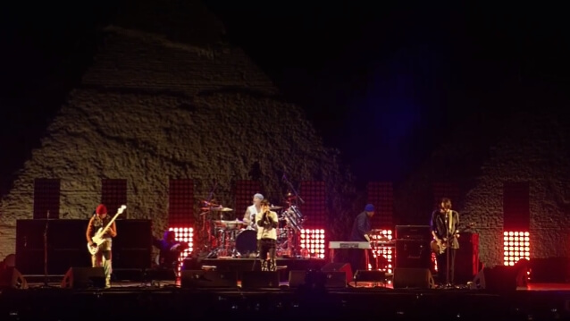 RED HOT CHILI PEPPERS: Δείτε ολόκληρο το ιστορικό live στις πυραμίδες της Αιγύπτου