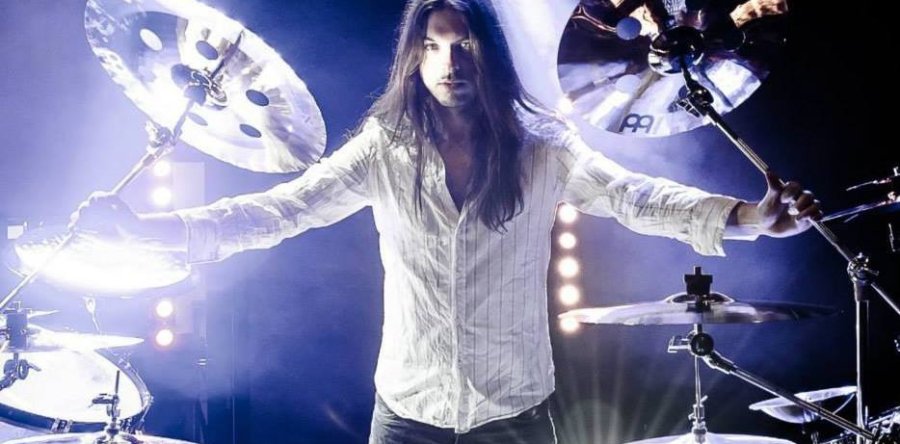KAMELOT: Ανακοίνωσαν τον Alex Landenburg ως τον καινούργιο ντράμερ τους.