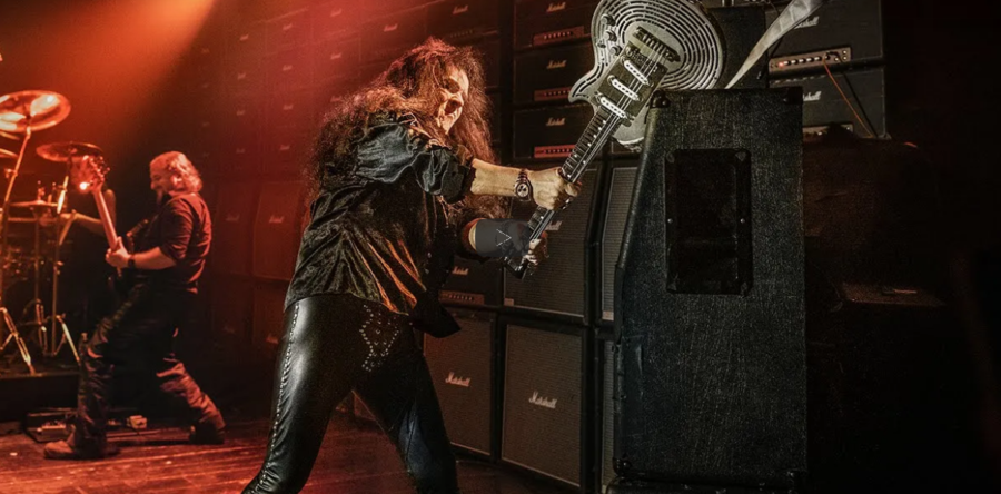 O Yngwie Malmsteen δέχεται την πρόκληση και προσπαθεί να σπάσει την πρώτη άθραυστη κιθάρα στον κόσμο!