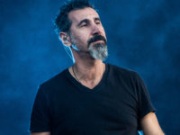 SERJ TANKIAN: Εξηγεί γιατί οι στίχοι του “Chop Suey” των System Of A Down δεν βγάζουν κανένα νόημα.